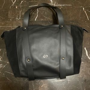 I’m selling a black purse!